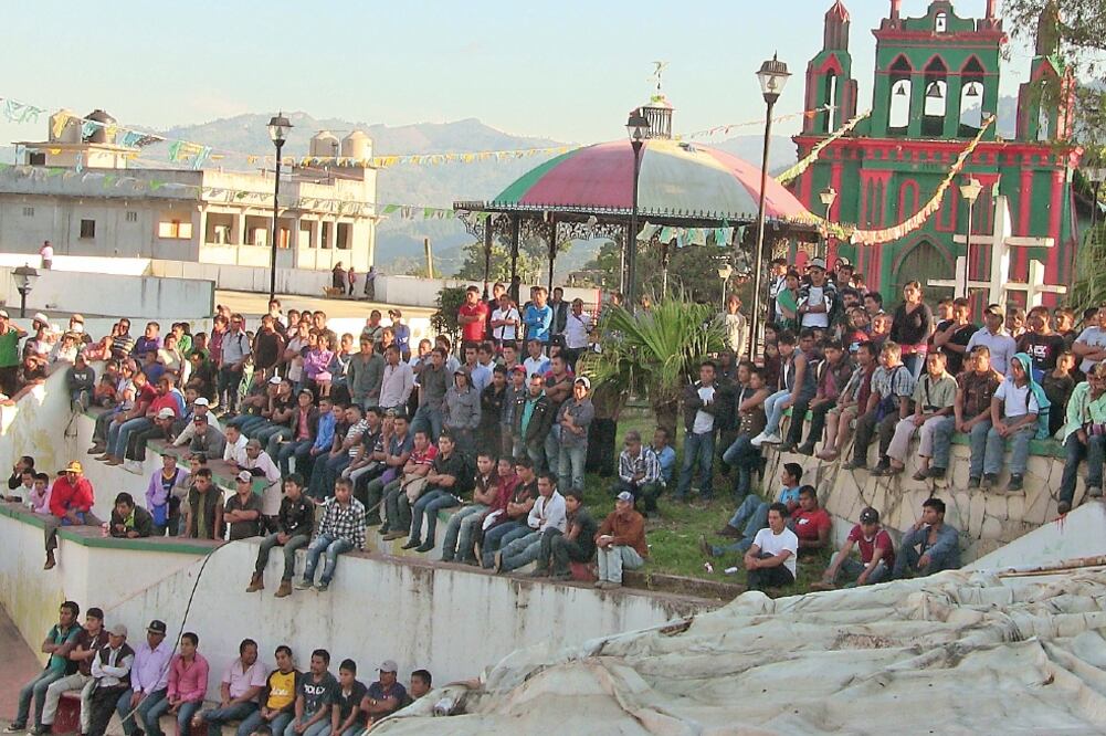 Asamblea. El edil de Chalchihuitán se reunió con representantes de 37 comunidades, en la explanada de la presidencia municipal (MARÍA DE JESÚS PETERS. EL UNIVERSAL)