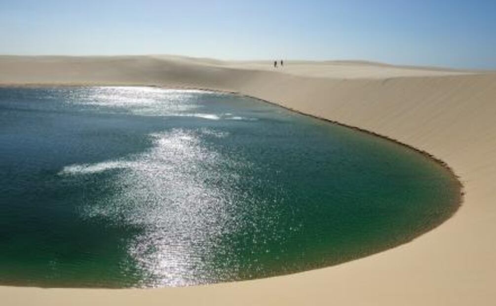 Lagunas cristalinas en medio de dunas gigantes