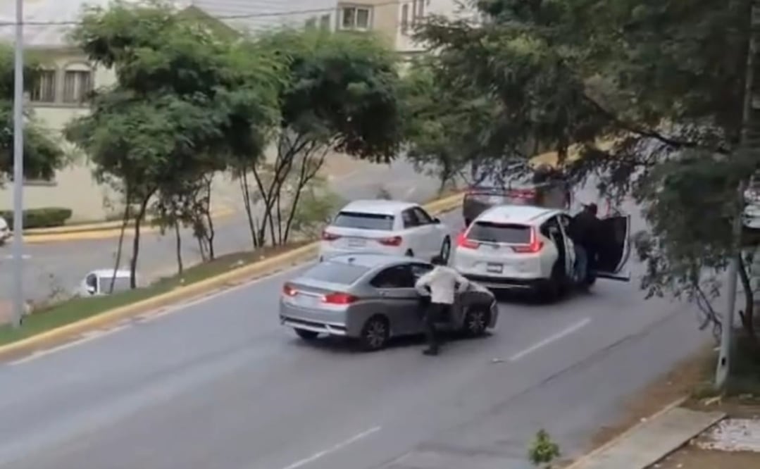 En las imágenes se observa un automóvil Audi abandonado en el carril de alta velocidad y otros cuatro vehículos, aparentemente de los presuntos plagiarios. Foto: Especial