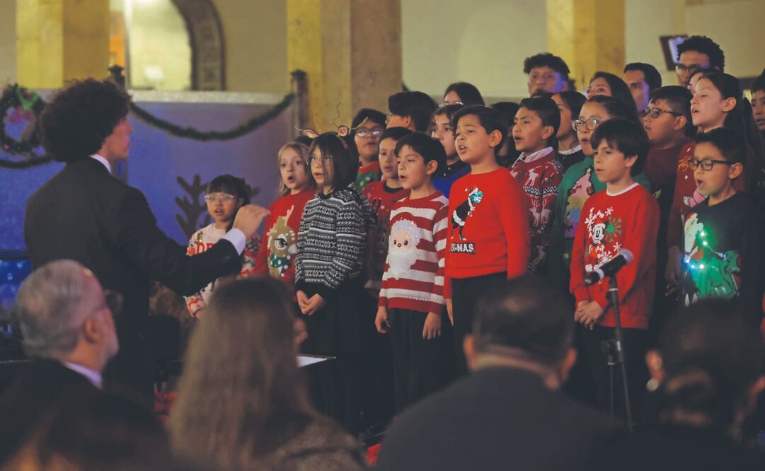 Menores de edad del coro Coreia interpretaron canciones navideñas en el patio de carteros de la Quinta Casa de Correos, ubicada en la calle de Tacuba. Fotos: Fernanda Rojas. El universal