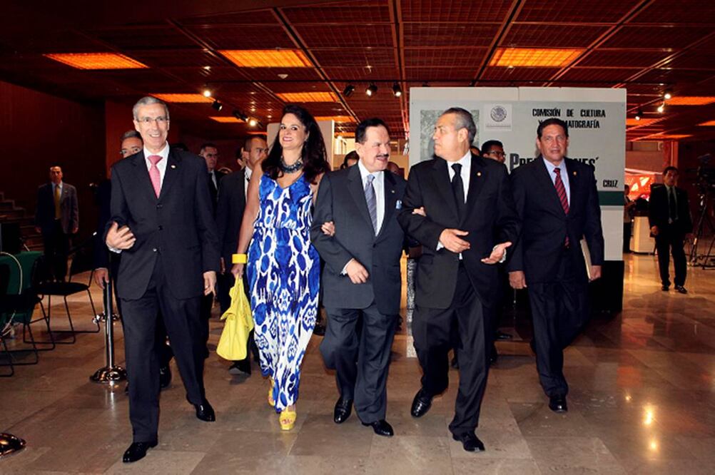 José González Morfín (PAN), vicepresidente de la Mesa Directiva en San Lázaro; Manlio Fabio Beltrones, coordinador de los diputados del  PRI, y Alejandro Montano (PRI) conducen al Licenciado Juan Francisco Ealy Ortiz y a su esposa, la señora Perla Díaz
