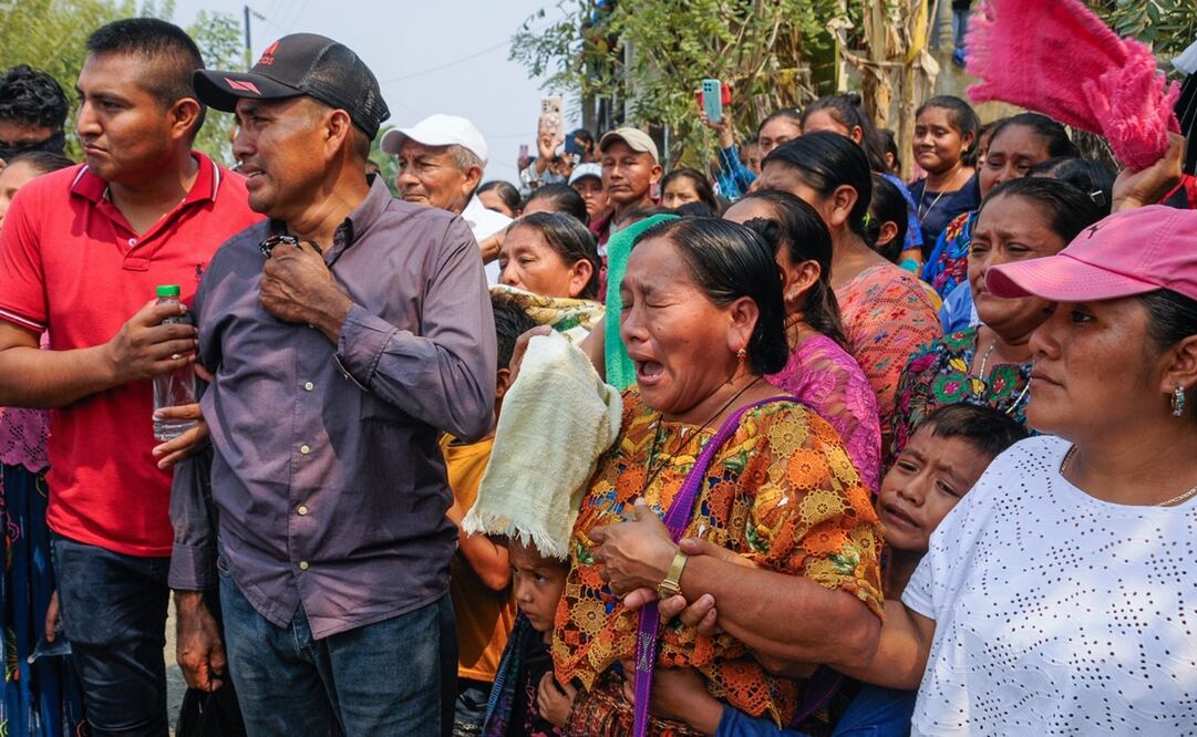 Familiares y cientos de simpatizantes del cantante e influencer indígena Jorge Pop Chojoc, mejor conocido como "Farruko Pop", despidieron los restos mortales en la comunidad de Chacalte del municipio de Livingston, Izabal en el norte de Guatemala. Foto: EFE
