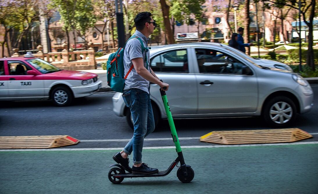La Comisión de Movilidad Sustentable y Seguridad Vial del Congreso de la Ciudad de México aprobó que los conductores de scooters y bicicletas eléctricas, y demás vehículos eléctricos personales,  porten licencia. Foto: archivo/EL UNIVERSAL