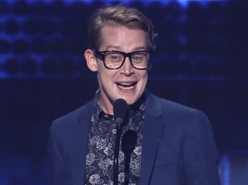 Macaulay Culkin sorprende en pasarela de Gucci