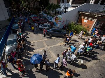 Venezolanos afrontan falta de billetes nuevos