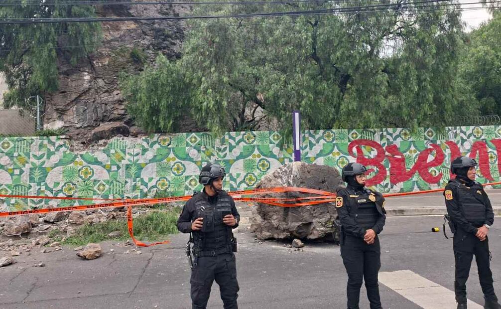 Cae roca de 2 toneladas en inmediaciones de la estación Hospital Infantil La Villa del Metrobús (27/07/2025). Foto: Especial