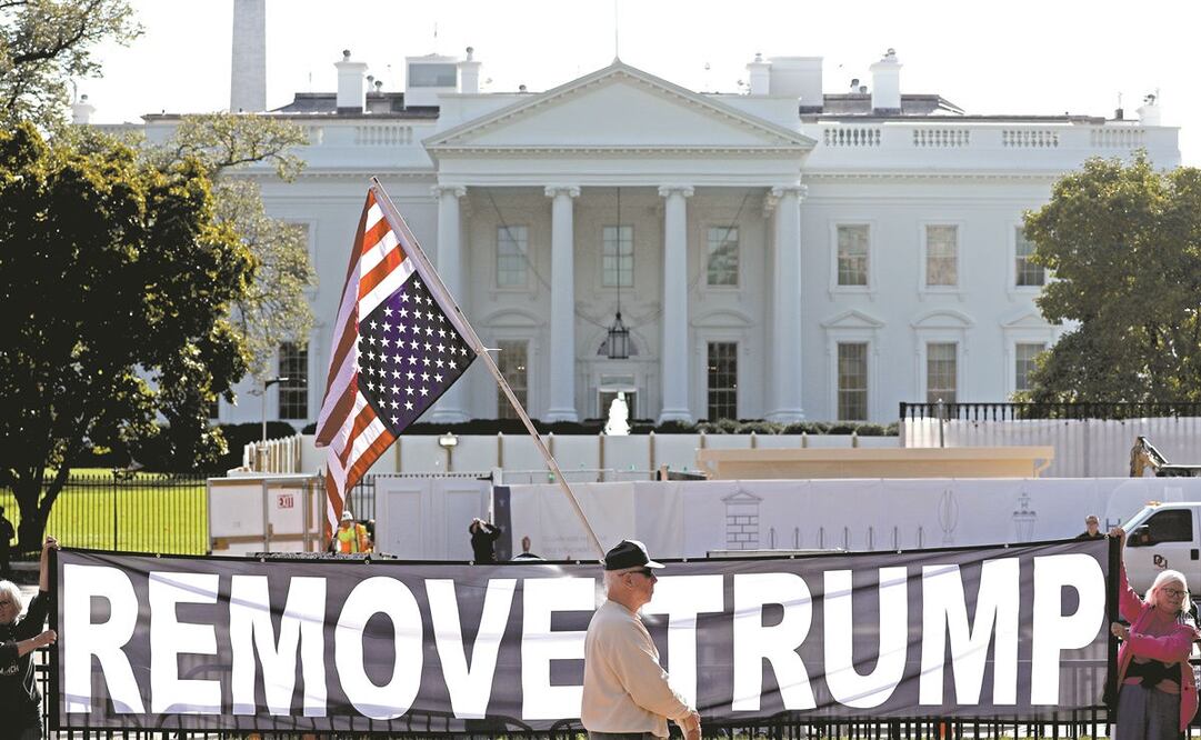 Un pequeño grupo de estadounidenses se manifestó ayer contra el presidente Donald Trump, afuera de la Casa Blanca en Washington. Foto: