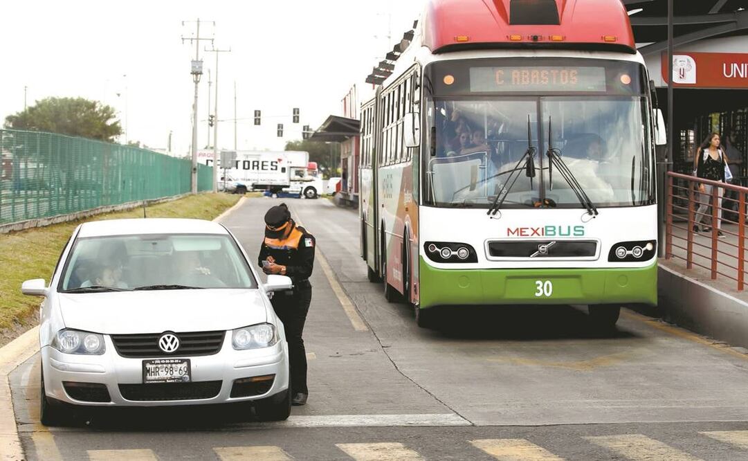 Las policías de Tránsito de Ecatepec podrán multar a choferes que invadan la L1 y L4 del Mexibús.