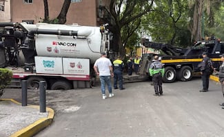 Camión del Sistema de Aguas de CDMX cae en un socavón en Tlalpan; lo retiran con una grúa
