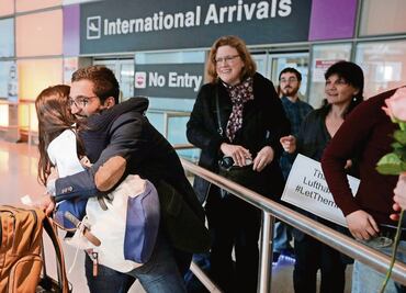 Juez suspende a nivel nacional el veto migratorio del gobierno