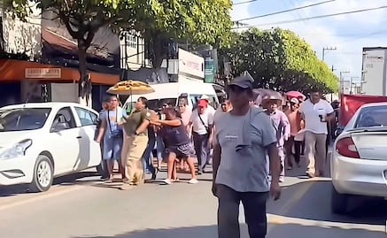 Ciudadanos de Matlapa, SLP, retienen a policías municipales; exigen justicia tras la muerte de un detenido