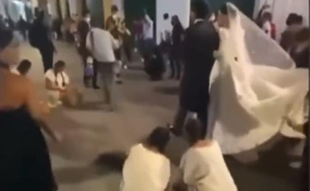 Videos e imágenes de la particular boda se viralizaron en redes sociales. Foto: Tomada del video