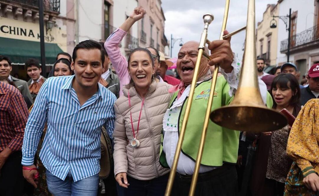 Aspirante a la presidencia Claudia Sheinbaum caminando con simpatizantes en Zacatecas. Foto: Especial