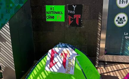 Fans de Natanael Cano acampan días antes del concierto en la FENAPO