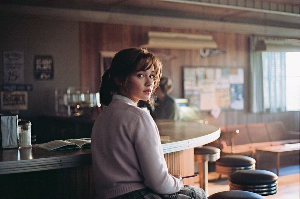 La actriz Cailee Spaeny, quien interpreta a Priscilla Presley, destaca la forma en que la directora Sofia Coppola aborda los personajes femeninos jóvenes, a quienesno subestima. Foto: MUBI