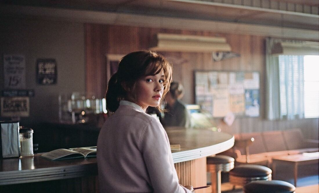 La actriz Cailee Spaeny, quien interpreta a Priscilla Presley, destaca la forma en que la directora Sofia Coppola aborda los personajes femeninos jóvenes, a quienesno subestima. Foto: MUBI