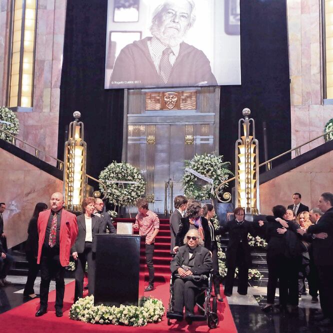 Socorro Gordillo (en silla de ruedas), viuda de Del Paso; su hijo, Alejandro (de rojo); y atrás María Cristina García Cepeda, secretaria de Cultura, rinden honores. (IRVIN OLIVARES. EL UNIVERSAL)