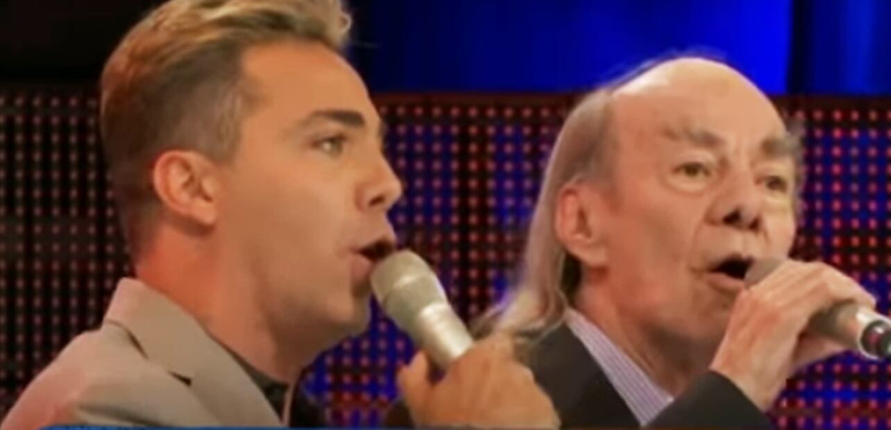 Cristian Castro y su padre, el Loco Valdés, en un homenaje realizado por Televisa y conducido por Yuri.
Foto: YouTube