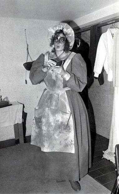 Alma Quintana tomó nota, durante su entrevista preferente con Mar Castro: los que pedían ver a la joven celebridad, prensa y fanáticos, la buscaban tanto por su spot en la TV como por su actuación en el escenario. Archivo EL UNIVERSAL.