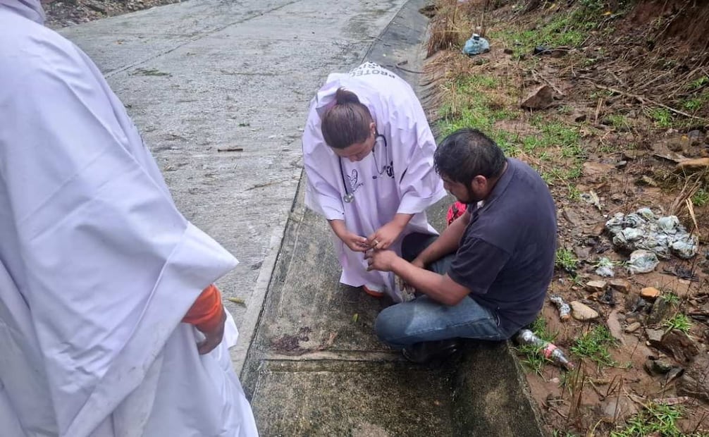 El conductor de la unidad fue atendido por paramédicos.
Foto: Especial.