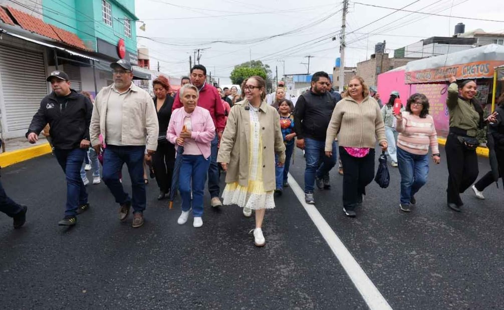 La presidenta municipal, Azucena Cisneros Coss, inauguró la repavimentación de 3 avenidas que tenían más de 30 años de no recibir mantenimiento. | Foto: Especial.