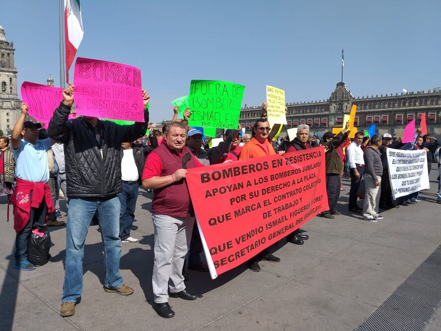 Protesta de bomberos jubilados en el Zócalo capitalino (GERARDO SUÁREZ. EL UNIVERSAL)