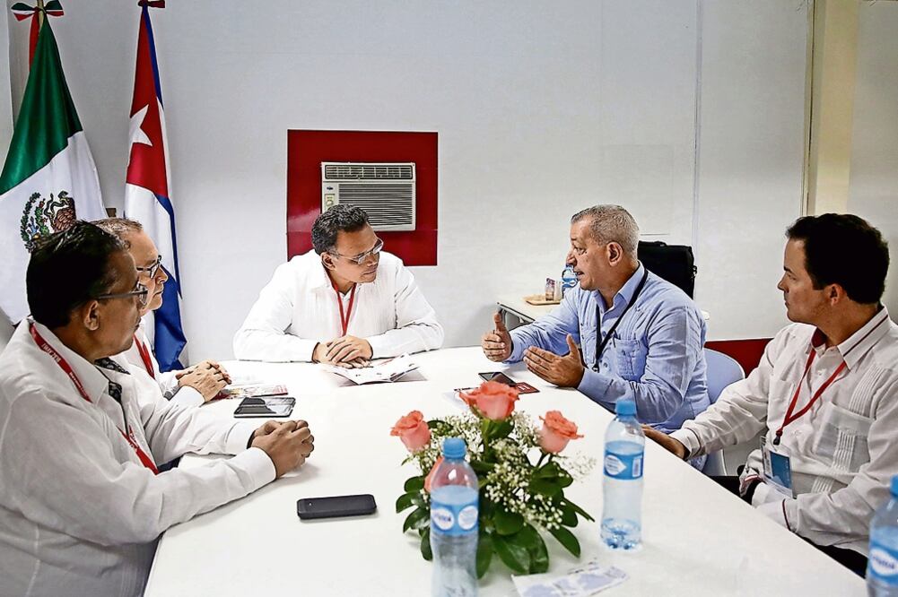 El gobernador de Yucatán, Rolando Zapata, y el ministro cubano Rodrigo Malmierca dicen que la relación México-La Habana está en un buen momento (ARCHIVO EL UNIVERSAL)