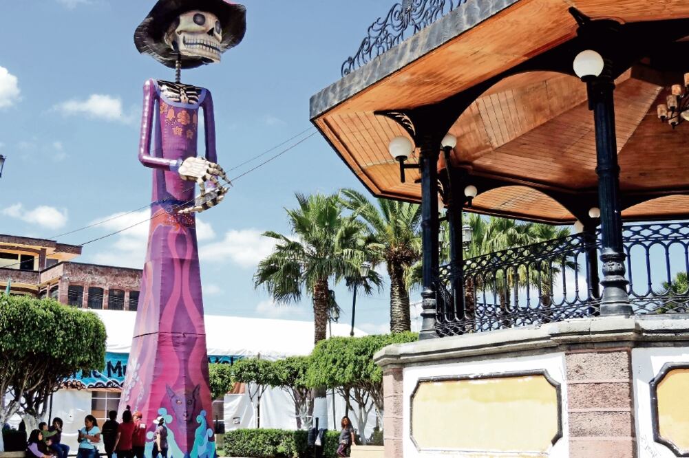 La figura lleva por título La Catrina viaja al Inframundo, y fue elaborada por el taller Mantícora; tardaron tres meses en construirla (JUAN BARRERA. EL UNIVERSAL)
