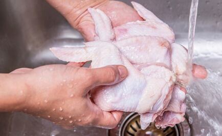 Lavar el pollo crudo es un riesgo para salud, afirman expertos