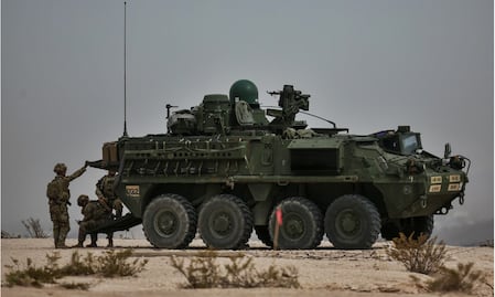 Tanquetas Stryker vigilan frontera de EU, entre Texas y Ciudad Juárez; refuerzan combate a migración y narcotráfico