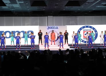 Cruz Azul presenta su uniforme para el AP2019