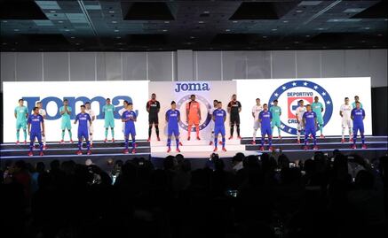 Cruz Azul presenta su uniforme para el AP2019