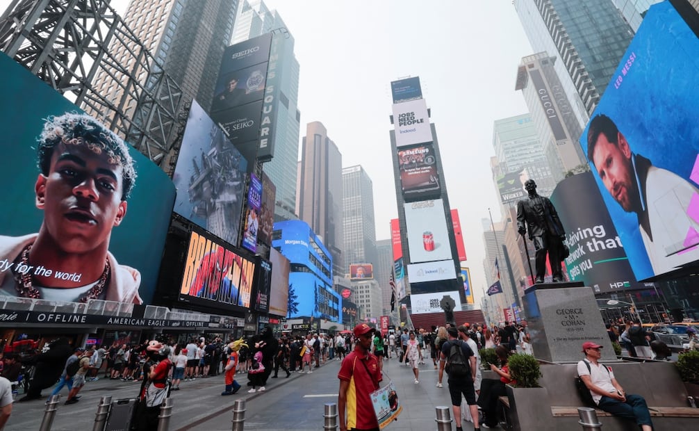 Carteles luminosos con la imagen de Lamine Yamal de España y de Lionel Messi de Argentina este jueves, en Times Square en Nueva York. Foto: EFE