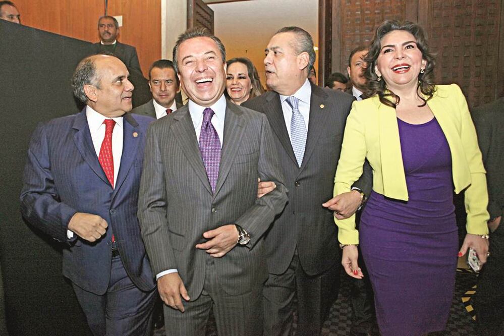 César Camacho e Ivonne Ortega flanquean al diputado Manlio Fabio Beltrones, uno de los cuatro personajes que se han mencionado para dirigir al PRI. Foto Archivo/EL UNIVERSAL
