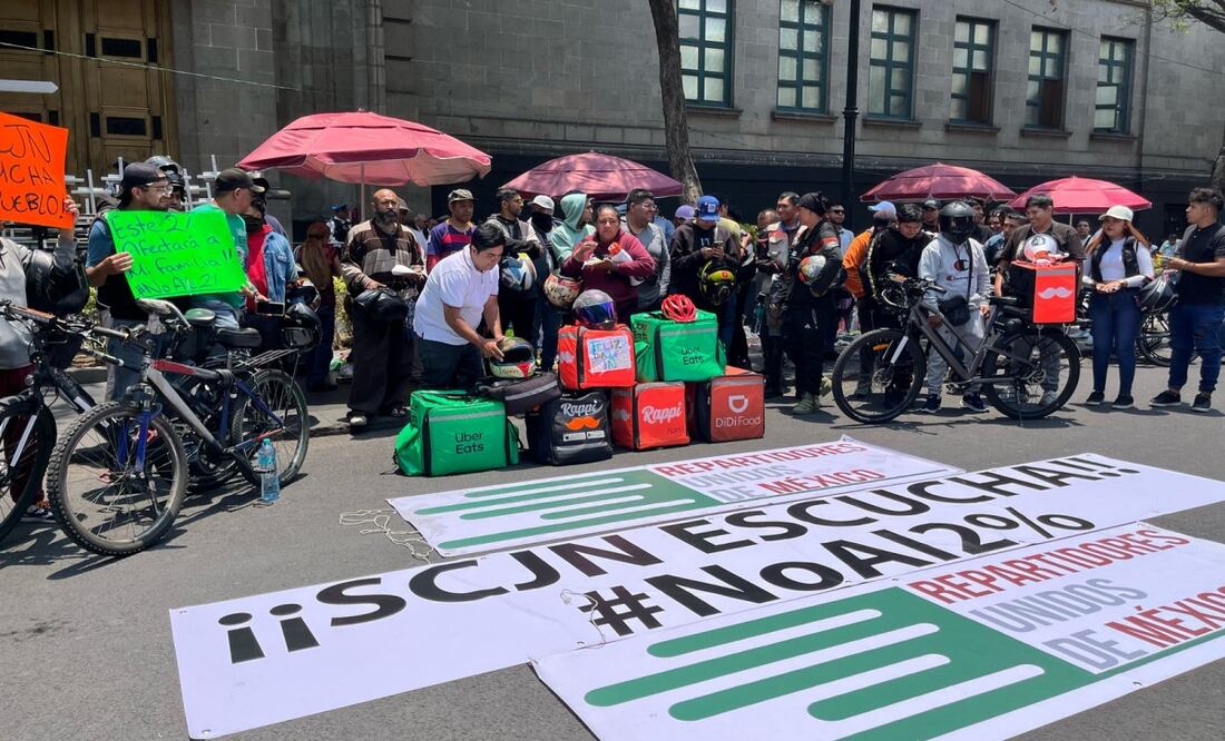 Repartidores exigen a la SCJN; “no al 2%, ese impuesto también nos afecta”. Foto: Rafael García