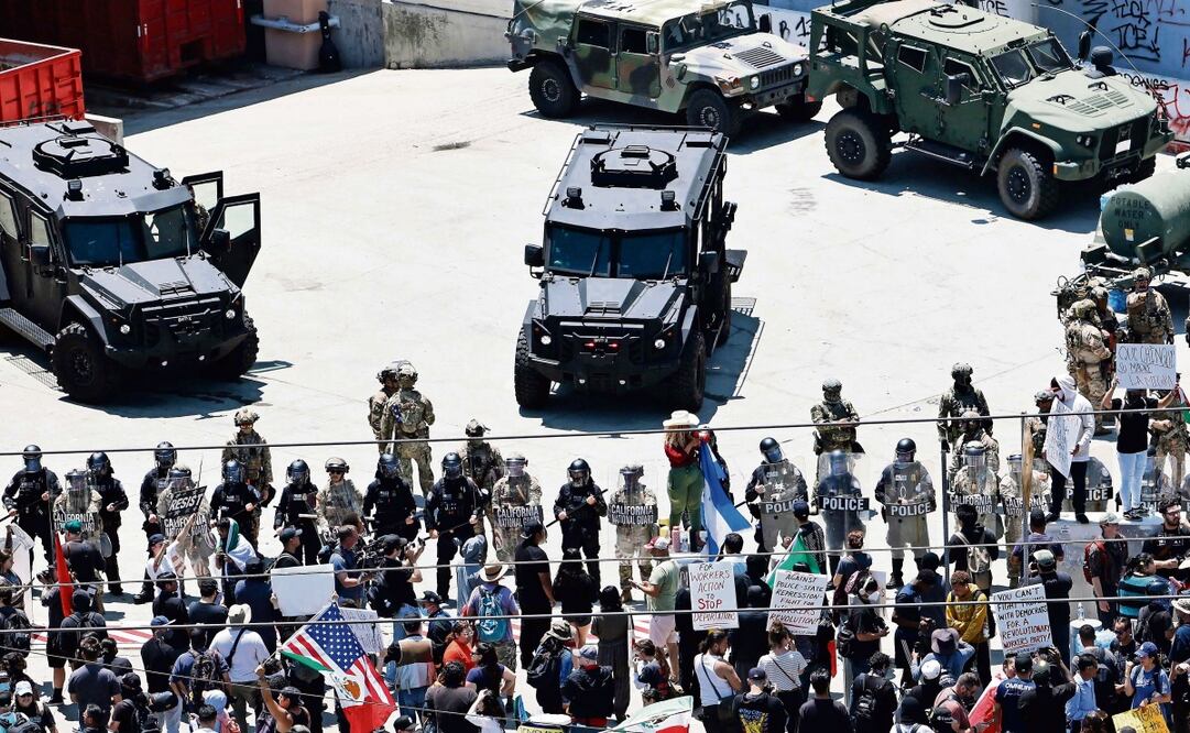 Manifestantes se congregaron frente a soldados de la Guardia Nacional de California y policías de Los Ángeles. Foto: Mario Tama / AFP