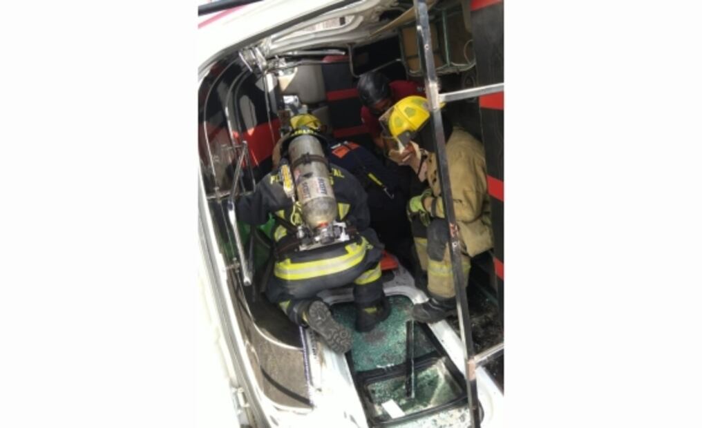 Deja 14 heridos volcadura de transporte público en Puebla