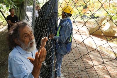 Logran frenar centro de convenciones