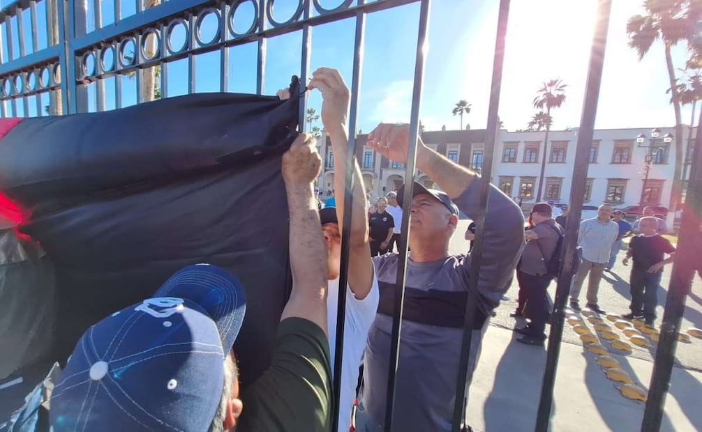 A las 17.00 horas se instalaron las banderas rojinegras en los accesos de la máxima casa de estudios y en sus seis campus en el estado. Foto: Especial