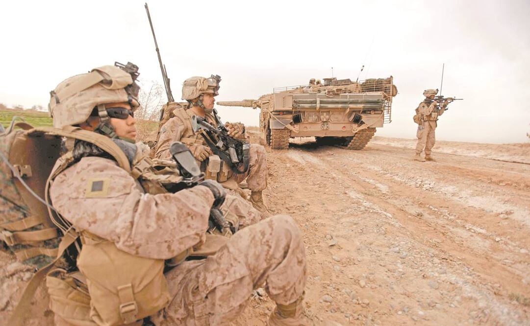 Marines estadounidenses junto a un tanque del ejército danés, a las afueras de Marjah, Afganistán, en 2010. Actualmente hay 3 mil 500 efectivos de EU en este país. Foto: Archivo/ AFP.