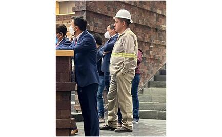 Con uniforme de la CFE, diputado de Morena llega a debate de la reforma eléctrica