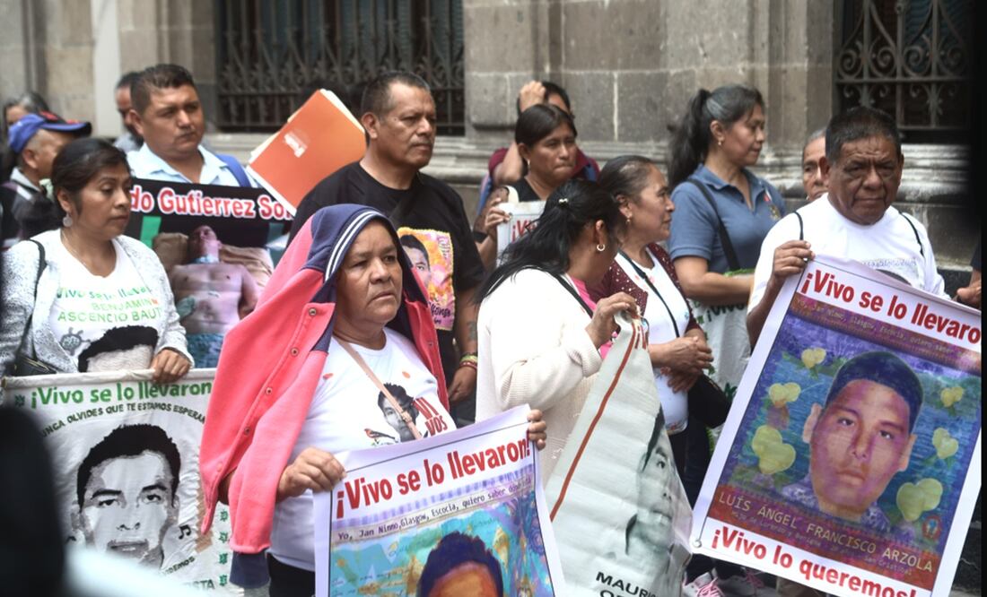 Padres y madres de los 43 normalistas desaparecidos de Ayotzinapa acuden a una reunión con la presidenta Claudia Sheinbaum Pardo en Palacio Nacional en la Ciudad de México, el martes 27 de mayo de 2025. Foto: Gabriel Pano/EL UNIVERSAL