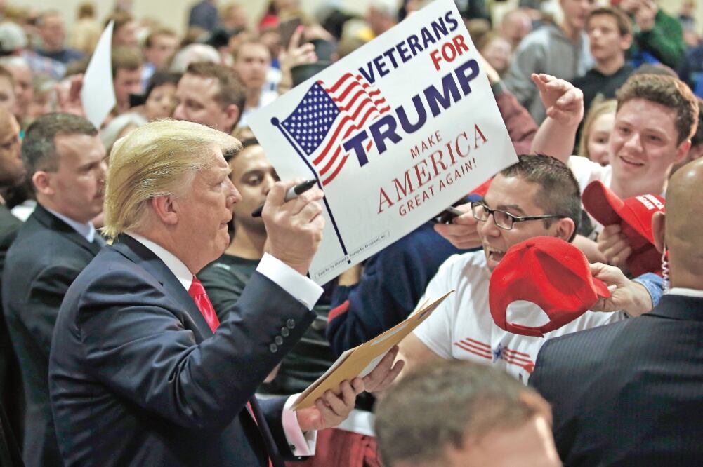 Donald Trump, aspirante republicano a la Casa Blanca, durante una firma de autógrafos ayer en La Crosse, Wisconsin (KAMIL KRZACZYNSKI. REUTERS)