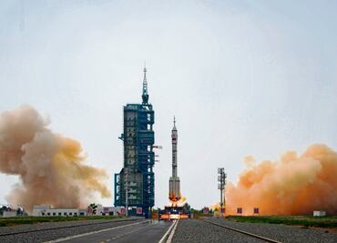 China envía a 3 astronautas a su estación espacial; sigue en el camino para ir a la Luna