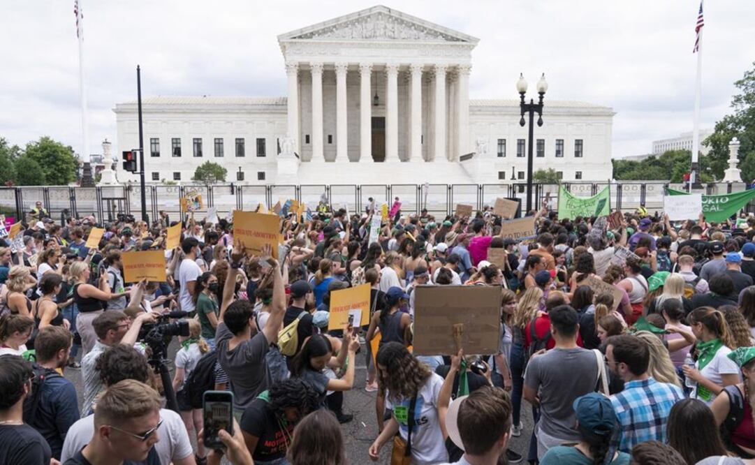 Los manifestantes se reúnen frente a la Corte Suprema en Washington. Foto: AP