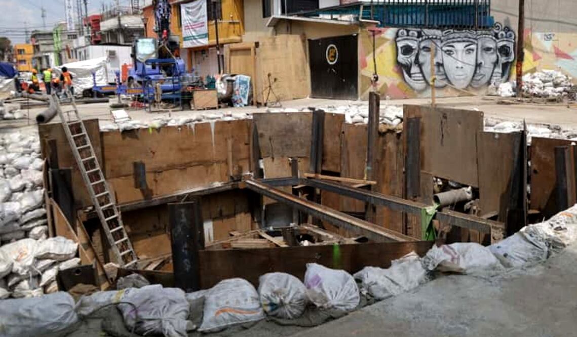 Trabajadores laboran las 24 horas del día en el socavón de 10 metros de diámetro y 9 de profundidad formado en Avenida 5, a la altura de Calle 4, colonia Renovación, en la alcaldía Iztapalapa, el jueves 25 de septiembre de 2025. Foto: Carlos Mejía /EL UNIVERSAL