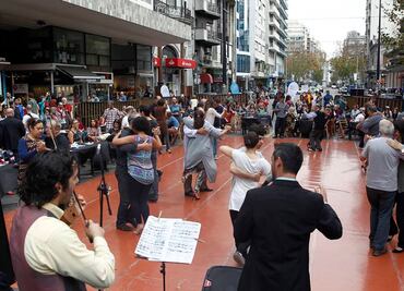 Uruguayos le bailan a Gardel, a 82 años de su muerte