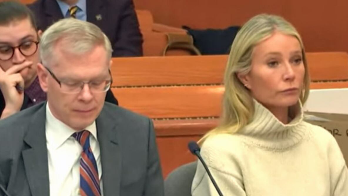 La ganadora del Oscar Gwyneth Paltrow es llevada a juicio acusada de lesionar a un hombre mientras esquiaba "fuera de control". Foto: Captura.