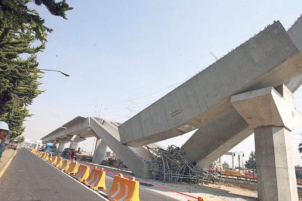 El desprendimiento de las pesadas estructuras ocurrió alrededor de las 10:00 de la mañana de ayer, en la intersección de Paseo Colón y Avenida las Torres, muy cerca del centro de la capital (JORGE ALVRADO. EL UNIVERSAL)