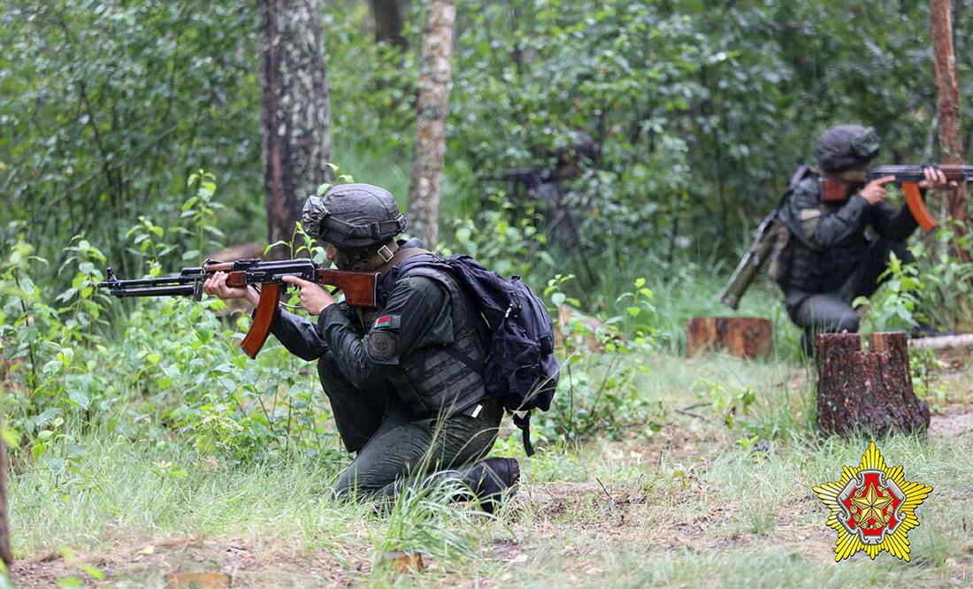 En esta foto difundida por el Ministerio bielorruso de Defensa, soldados entrenan con elementos del Grupo Wagner, cerca de la ciudad de Brest. AP